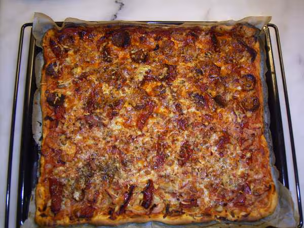 Pizza au chorizo et jambon