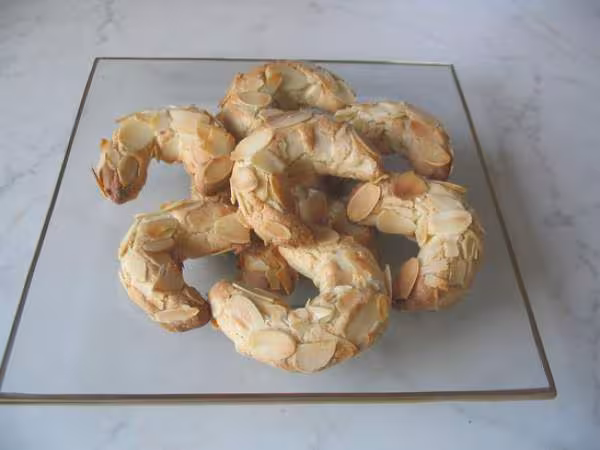 Petits croissants grecs aux amandes