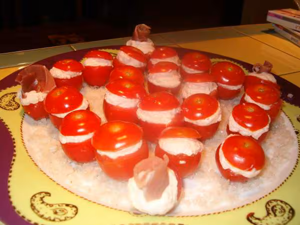 Tomates cerise farcies a la mousse de jambon