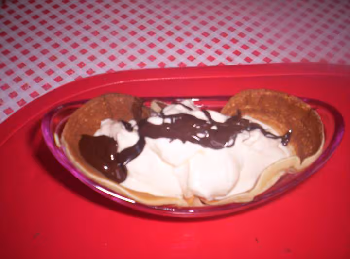 Pancakes et galce vanille avec un filet de chocolat fondu pas tres joli mais que c est bon