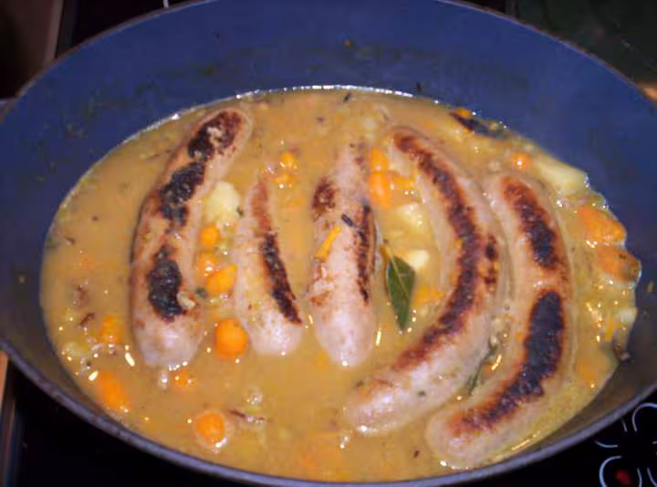 Saucisses faite moi meme dans une jardiniere de legumes a la moutarde