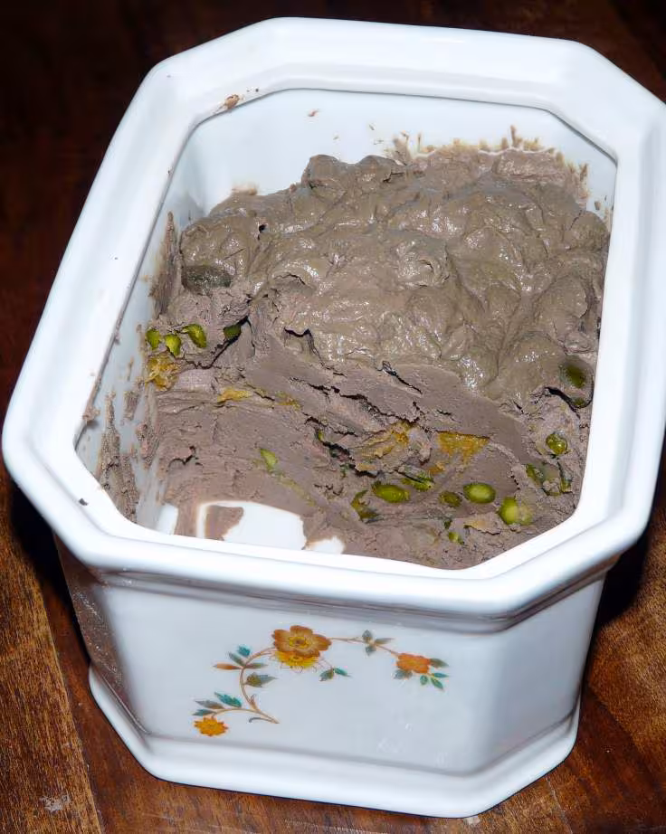 Terrine de foies de volaille aux abricots secs et aux pistaches