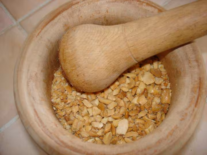 Concasser les cacahuetes au pilon je n ai pas de hachoir