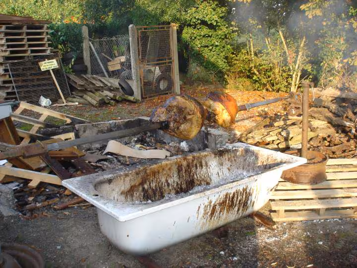 Cuit sur la broche et le feu ds une baignoir il fallait y penser
