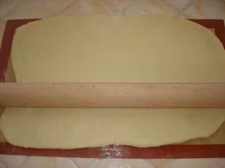 Etaller la pate sur la toile pour la garnir ensuite