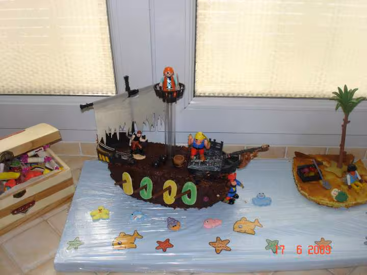 Gateau facon bateau de pirate et son ile