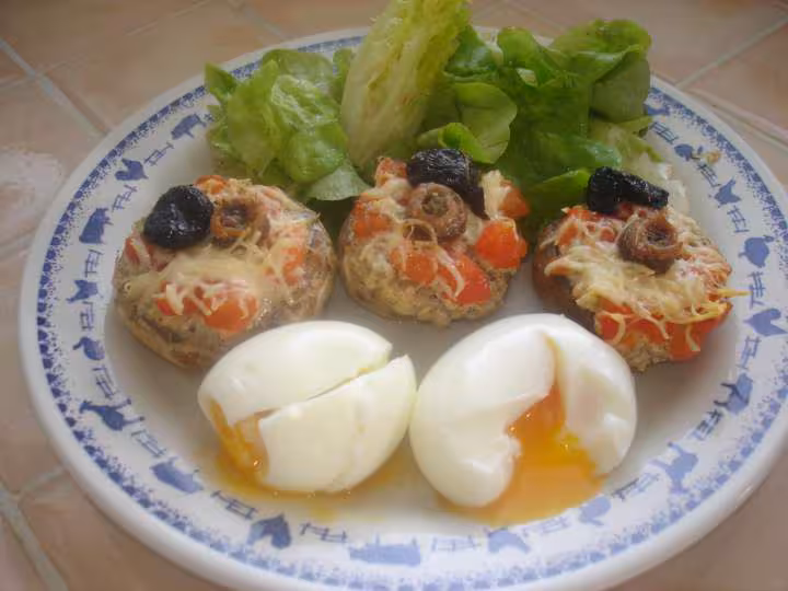 Idee presentation des champignons farcis et oeufs mollets