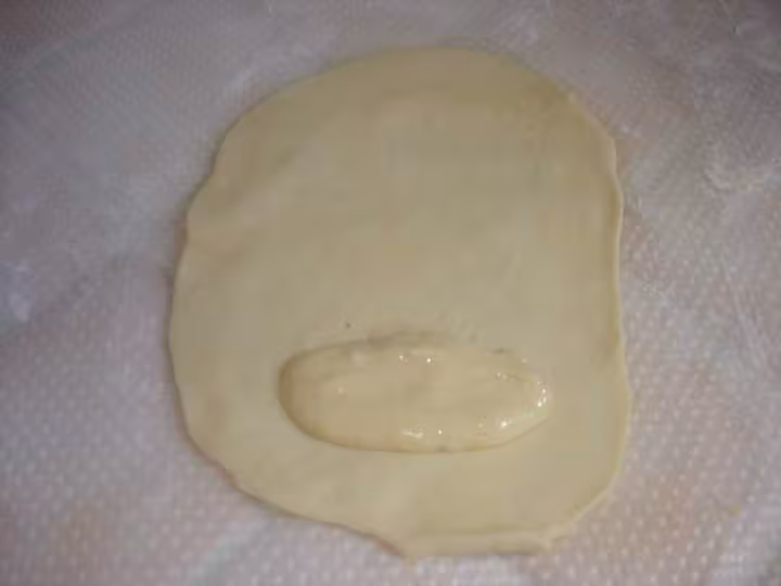La pate une fois etalle avec la creme