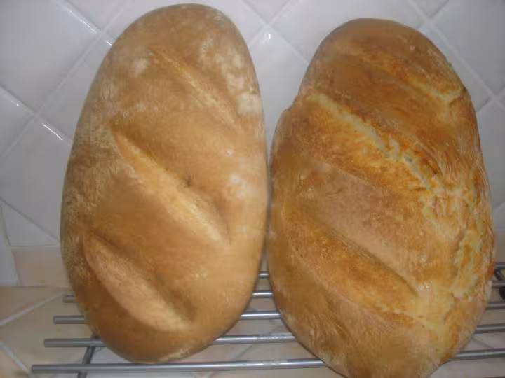 Pain avec juste 10 min de petrissage repos 30min et cuisson 25min 1h05 pour qu il soit sur la table