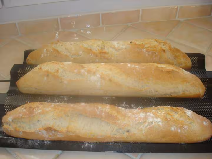 Pain de compagne cuit en moule a baguettes