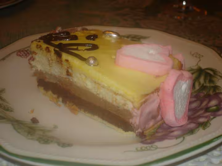 Petite mise en bouche de mon gateau diddl trois chocolat finition chantilly jaune et contours rose