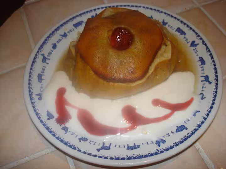 Pomme cuite au four et son fromage au couli de framboise