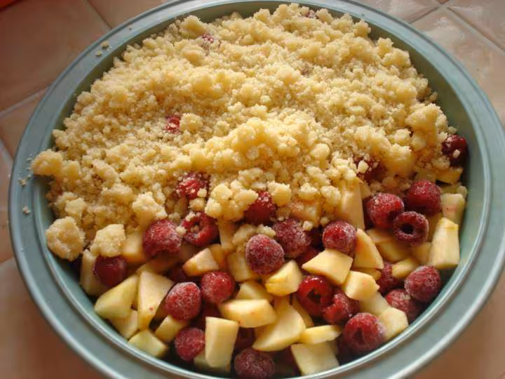 Preparation du crumble aux pommes et framboises