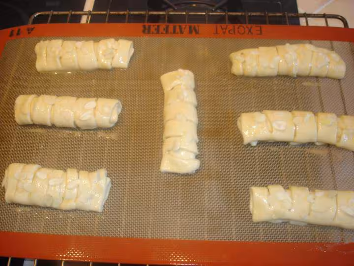 Rouleaux de brioches sur plaque avant cuisson