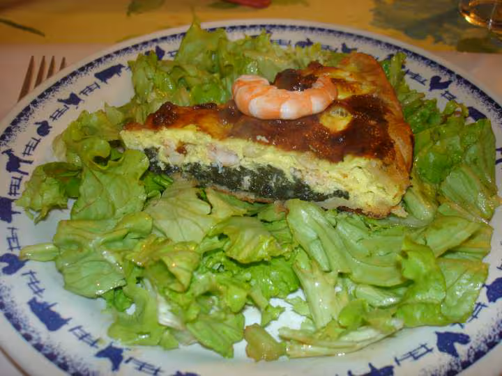 Une par de tarte a ma facon feuilles de blettes et crevettes