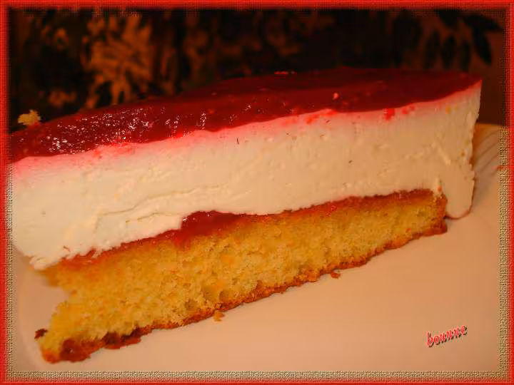 Une part de gateau framboises et vin mousseux