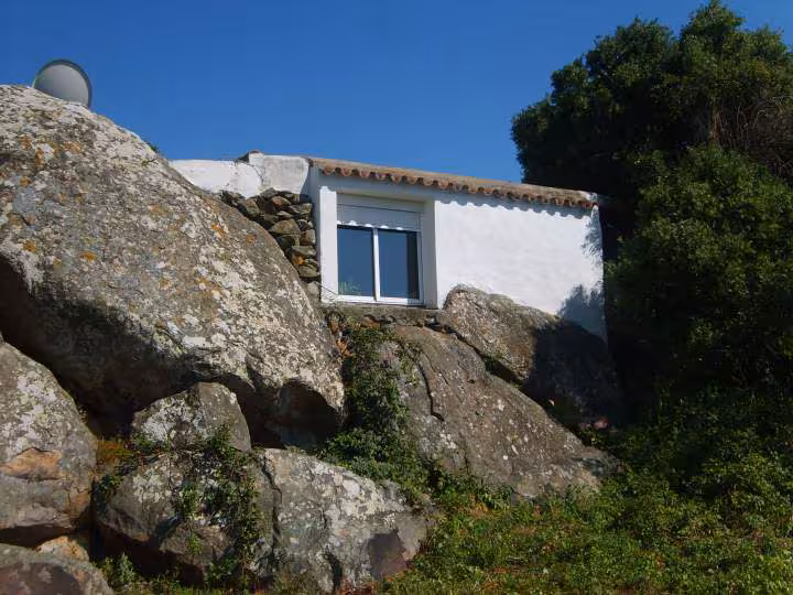 Maison incrustee dans le rocher