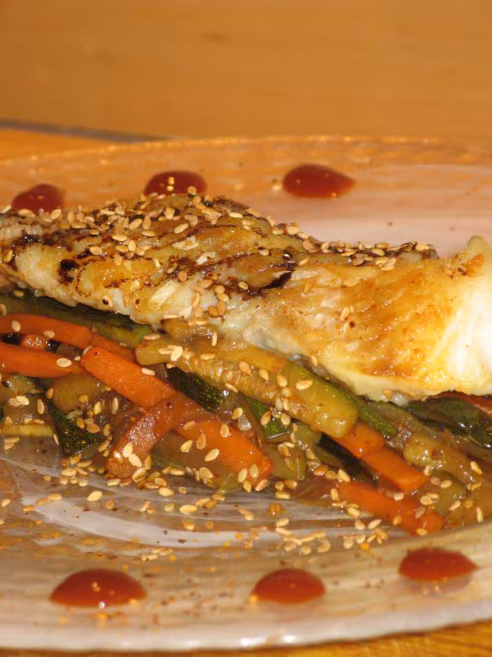Pave de cabillaud et ses legumes sauce miel soja