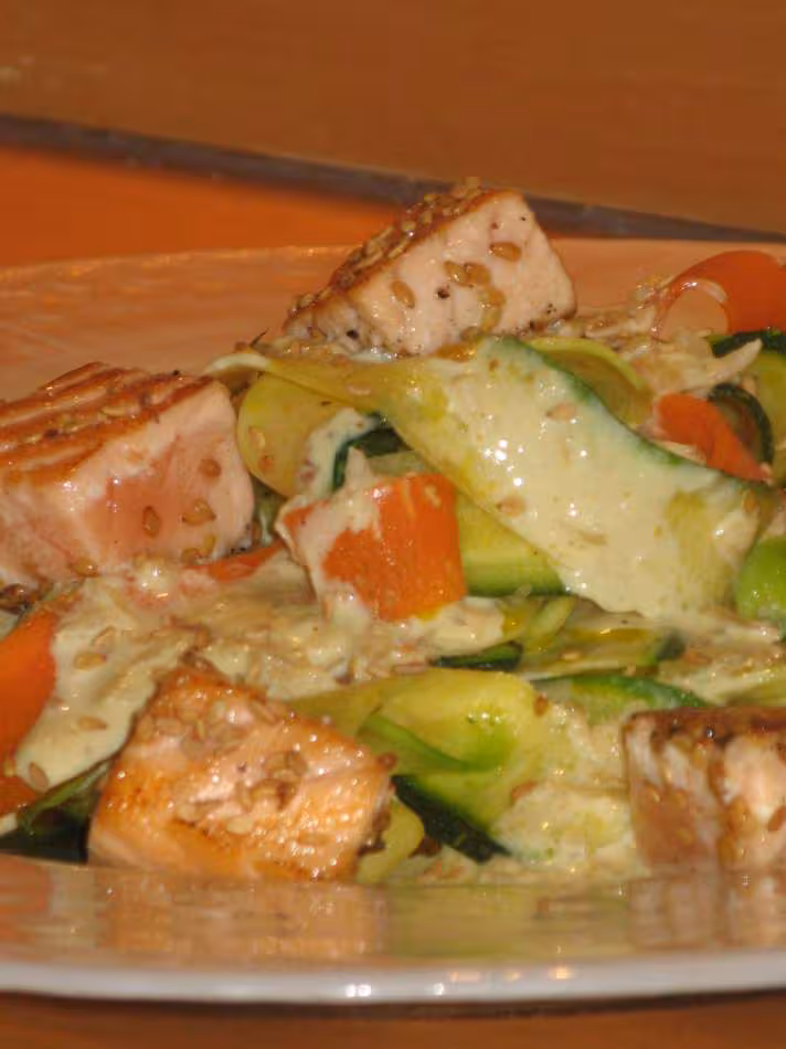 Tagliatelles de legumes au saumon et sesame