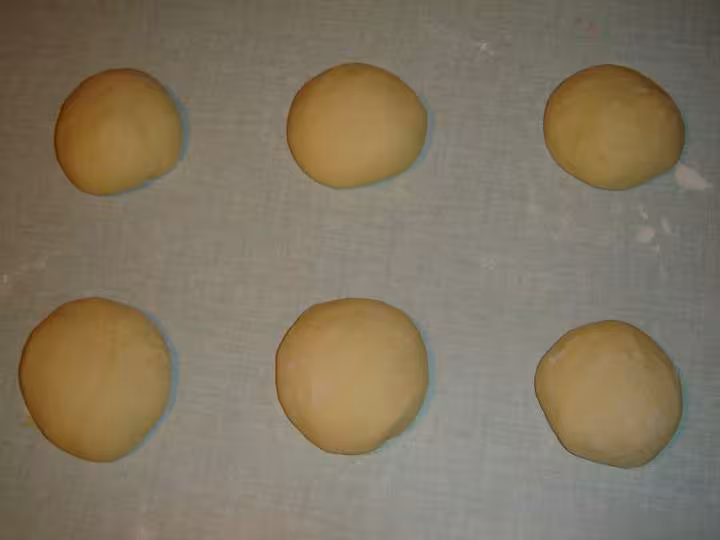 Dampfnudle faconnage des boules de pate