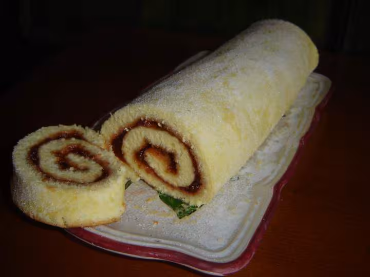 Gateau roule a la confiture fraise rhubarbe maison