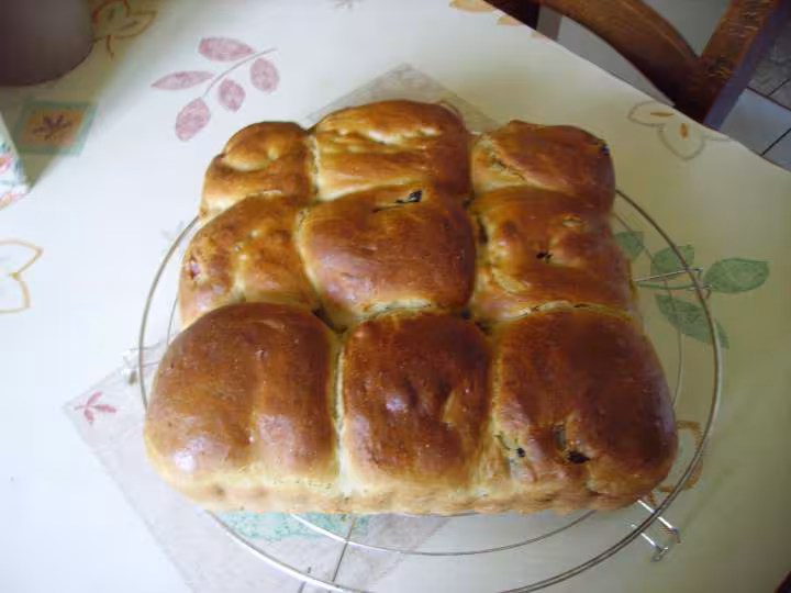 Brioche au levain aux fruits secs et cardamome