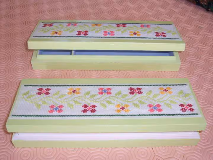 Plumier peints avec broderie sur le dessus
