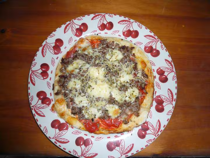 Petite pizza a la bolognaise