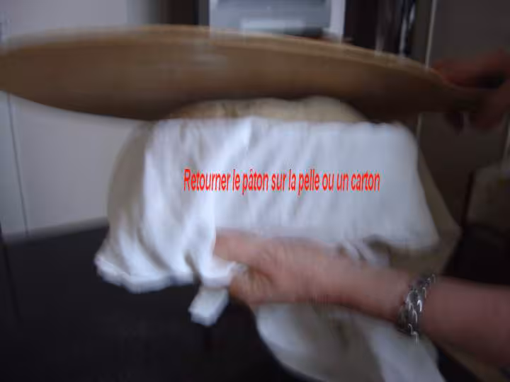 Retourner le paton sur la pelle ou un carton
