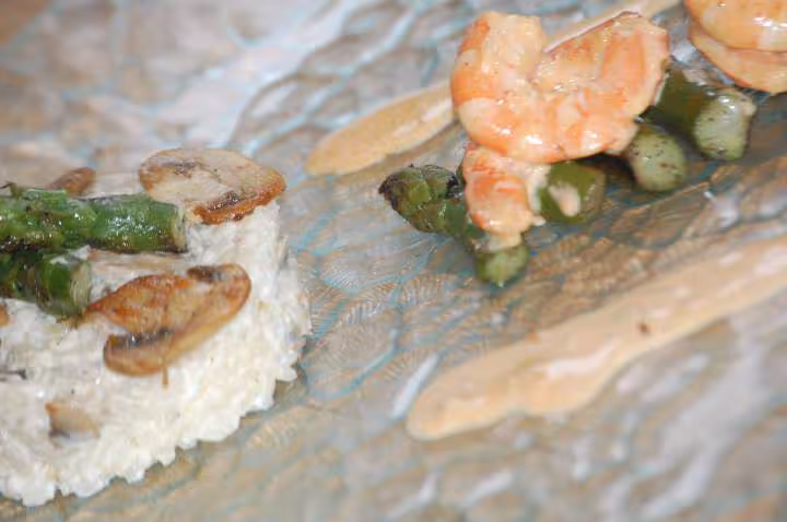 Crevettes flambees riz creme et asperges poelees