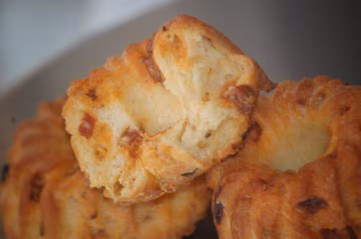 Mini kougelhofs aux oignons et au chorizo