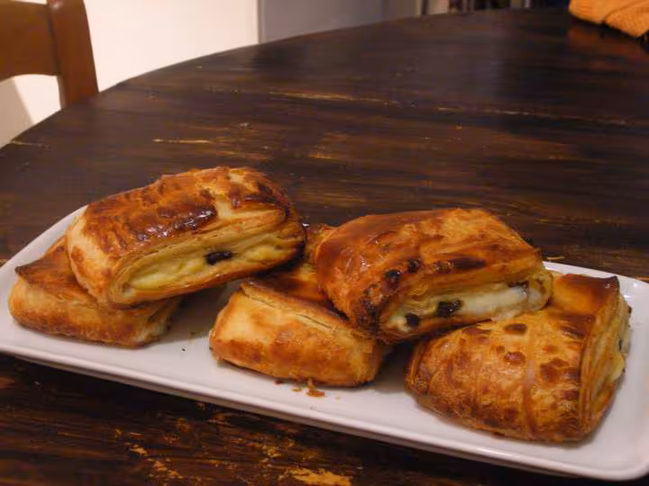 Petits pains feuilletes a la creme patissiere et aux pepites de choco