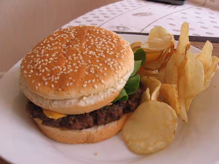 Hamburger et chips