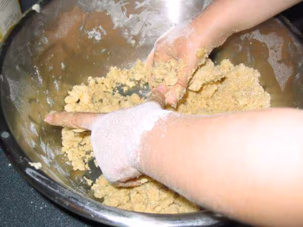 Les petites mimines de ma fille dans la pate