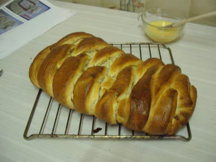 Brioche suedoise fourree poudre noisette confiture fraise