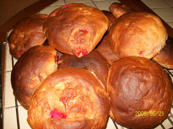 Brioche butchy avec des pralines roses