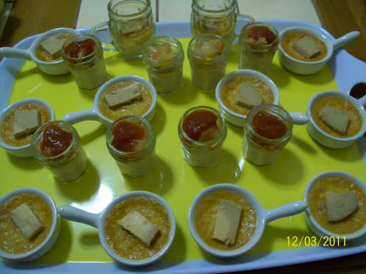Cremes brulees foie gras pommes compotee de poivrons rouges aux poivres exotiques