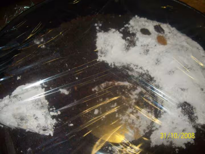 Gateau au chocolat decors fantomes et petites sorcieres