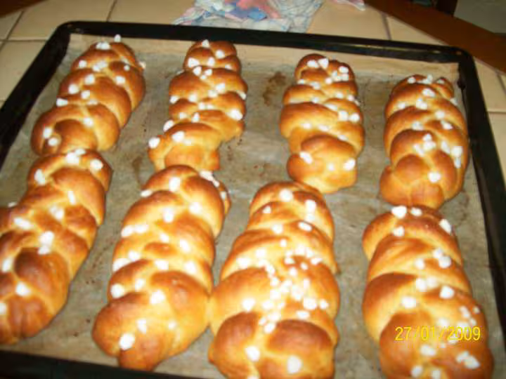 Les brioches tressees avec sucre perle