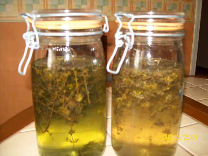 Liqueurs de thym en preparation