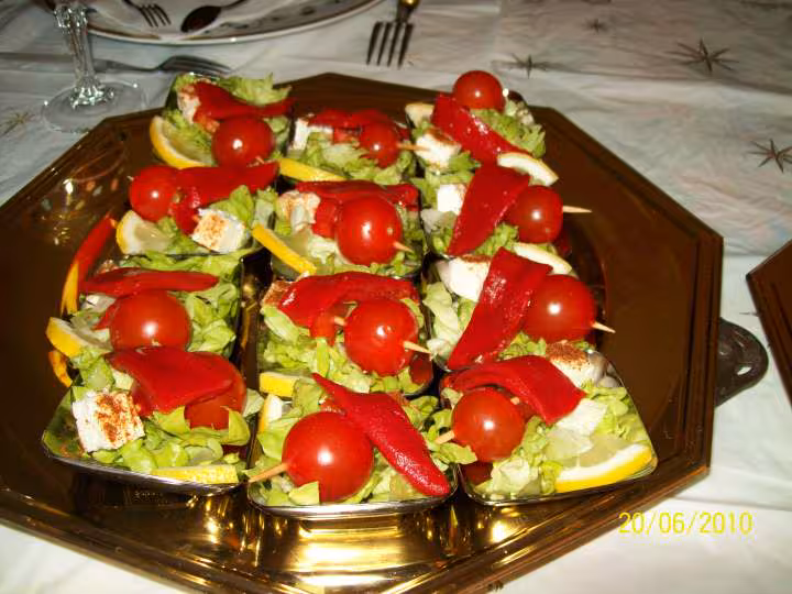 Mesclun de salade vinaigre balsamique brochette de feta poivron rouge tomate cerise