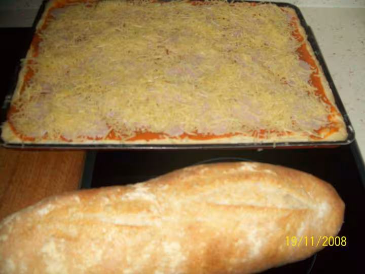 Pain et pizza jambon fromage