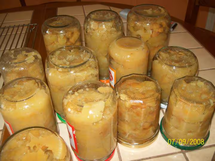 Quelques pots de compote de pommes