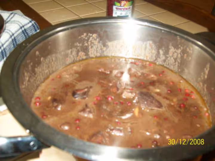 Saute de biche sauce grd veneur additionnee de raisins secs et d airelles