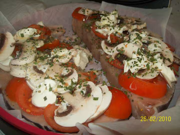 Tranches d espadon avec tomates champignons fines herbes piment d espelette