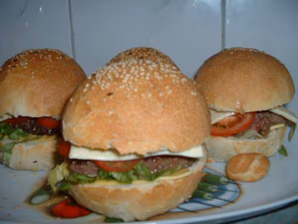 Hamburgers au levain garnis