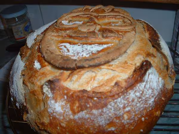 Miche de campagne masque vue de cote