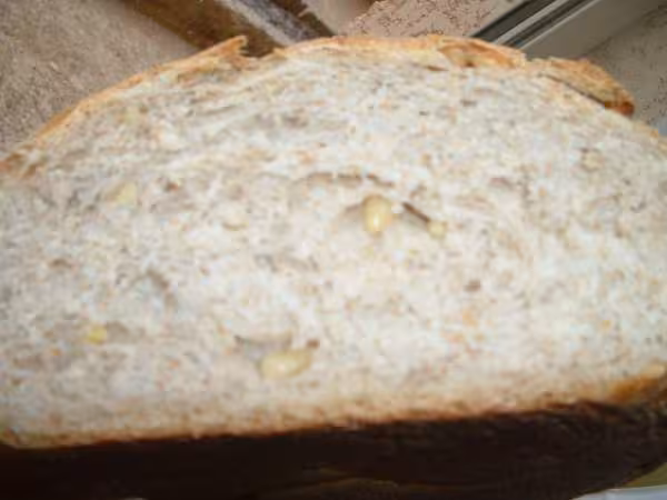 Mie de la miche aux pignons de pin