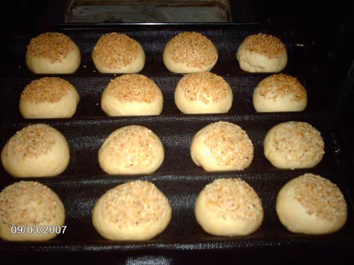 Petits hamburgers au levain avant cuisson