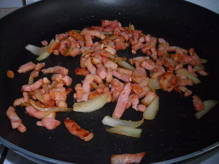 Preparation ragout de haricots lardons tomates cuisson lardons oignon